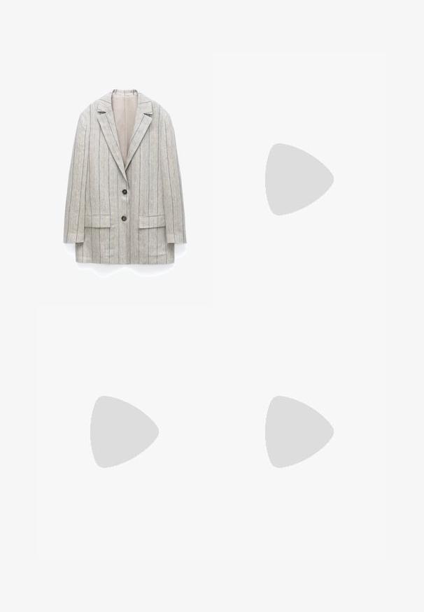 Lichtgrijze blazer met dunne verticale zwarte en gele strepen, twee donkere knopen, ingesneden revers en voorzakken met klep.; Geribbelde gebreide trui in lichtbeige. Heeft een zachte textuur met verticale lijnen en een omgeslagen manchet. Materiaal lijkt gezellig en warm.; Witte wijduitlopende broek met hoge taille, voorplooi en een verborgen sluiting met knoop en rits.; Bruine suède instapschoenen met een gestikt moccasin-neus, platte zwarte rubberen zool en een decoratieve bovenband en detail.