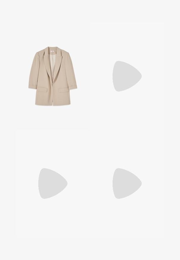 Blazer beige de mujer con solapas con muesca, dos bolsillos delanteros con solapa y mangas de largo tres cuartos, mostrado sobre un fondo blanco.; Blusa sin mangas de satén crema con cuello vuelto drapeado y cierre trasero con cremallera.; Pantalones beige ajustados con diseño de pierna acampanada, hechos de una tela suave que presenta detalles de pliegues en la parte delantera, con cinturilla elástica para mayor comodidad.; Mocasines de cuero beige con punta afilada, que presentan una amplia correa en el empeine y un tacón bajo apilado con un acento negro.