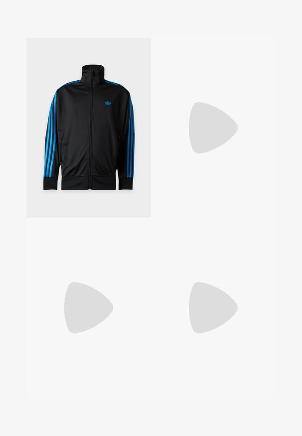 Sort træningsjakke med lynlås og høj krave, blå striber ned ad ærmerne og lille blåt Adidas-logo på venstre bryst.; Lyseblå langærmet poloshirt med sort krave, tre sorte striber på ærmerne og et lille sort logo på brystet.; Blå sportsbukser med elastisk talje, med sidelister i sort, løstsiddende pasform og glat tekstur.; Sort Adidas sneaker med hvide striber, blå snørebånd og gummisål, der svæver over gråt betontrin i blødt lys.