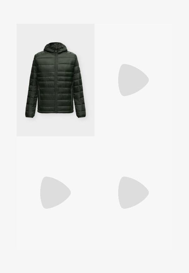 Dunkelgrüne wattierte Jacke mit Kapuze, Frontreißverschluss und seitlichen Reißverschlusstaschen, vor einfachem hellem Hintergrund dargestellt.; Braunes Baumwoll-T-Shirt mit kurzen Ärmeln, Rundhalsausschnitt und geradem Schnitt. Glatte Textur, minimale Nahtdetails und keine sichtbaren Logos.; Dunkelblaue Denim-Jeans mit geradem Bein, ausgestattet mit einem Knopf- und Reißverschluss, fünf Taschen und sichtbaren Nähten.; Zign by Zalando LEATHER - Schnürstiefelette - brown