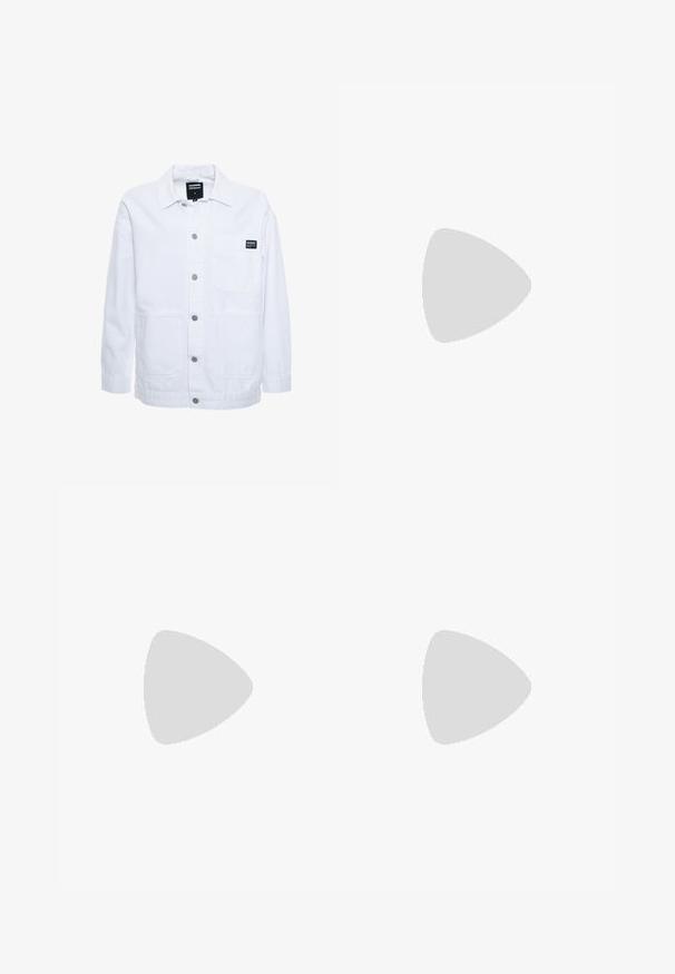 Dr.Denim INA WORKER  - Let jakke / Sommerjakker - white; Anna Field by Zalando Striktrøje - grey; Khaki chinos med lige snit, lavet af let bomuld, med en glat tekstur, bæltestropper og en mellem høj talje.; Hvide sneakers med teksturerede gummisåler og flade snørebånd, kombineret med mørkeblå bukser i løs, glat stof og skræddersyet pasform.