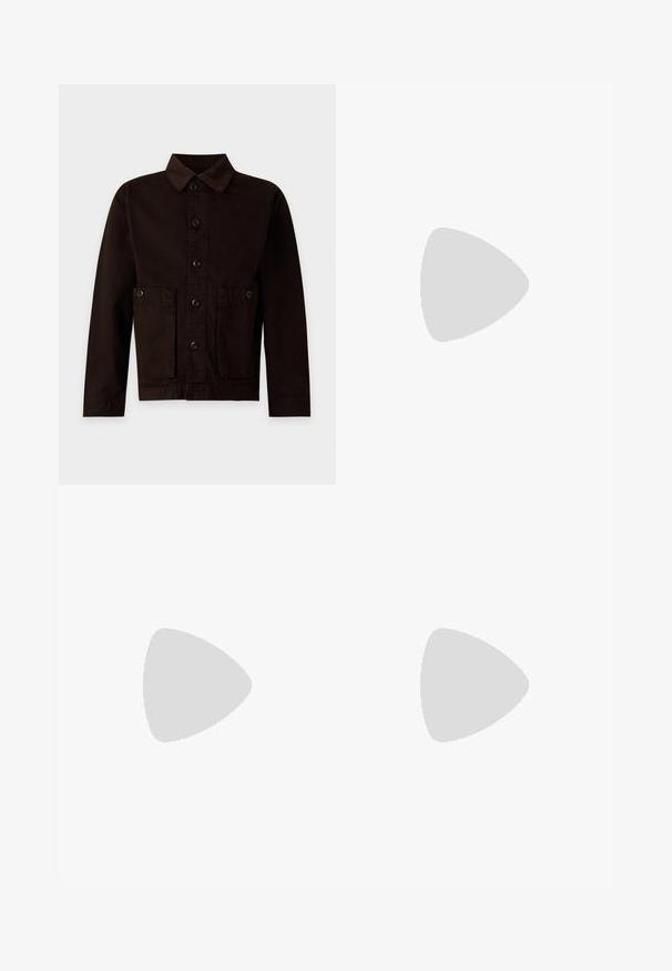 Veste marron foncé à boutons avec deux poches avant boutonnées et un col classique sur fond clair.; Polo shirt blanc en coton, doté d'une patte de boutonnage à trois boutons, de manches courtes et d'un logo noir brodé sur la poitrine gauche.; Jean en denim noir à coupe droite, design à cinq poches et décoloration subtile. Équipé d'une fermeture à bouton et de passants de ceinture. Texture lisse.; Baskets blanches avec des accents en daim, bout arrondi, lacets plats et semelle en caoutchouc crème. Présente une marque verte sur le talon.