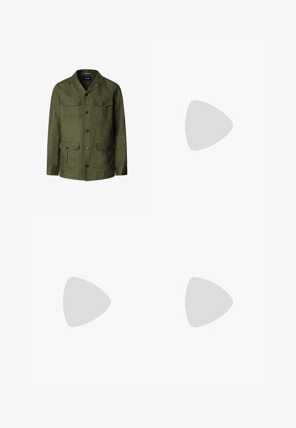 Chaqueta verde oliva con botones, cuatro bolsillos con solapa, mangas largas y cuello con muesca, hecha de tela texturizada.; Camisa de manga corta, color beige, de algodón, con cierre de botones en el frente, dos bolsillos en el pecho y una pequeña etiqueta de marca en la parte inferior.; Pantalones cargo beige hechos de tela duradera, con dos bolsillos laterales, dos bolsillos cargo y detalles de costura visibles. Diseño de pierna recta.; Bota desértica marrón de ante hasta el tobillo con dos ojales y suela de crepé sobre fondo liso gris claro.
