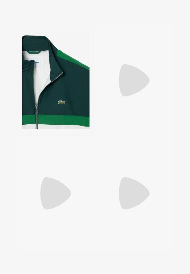 Chaqueta verde oscuro y verde con cremallera, forro de malla blanca y un pequeño logo de cocodrilo verde bordado en el pecho.; Camisa polo de algodón verde con un clásico cierre de tres botones, mangas cortas y un pequeño logo en el lado izquierdo del pecho.; Pantalones cortos blancos con paneles laterales verde oscuro, cintura elástica con cordón y pequeño logo verde de cocodrilo en el muslo izquierdo.; Zapatilla blanca con acento verde y suela de goma negra. Presenta paneles de malla y sintéticos, con un acabado texturizado y costuras visibles.