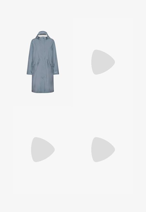 Impermeable largo azul claro con capucha, mangas largas, bolsillos con solapa y botones a presión, y cremallera frontal oculta por una tapeta con botones.; Top de manga corta color azul marino con escote redondo, que destaca por sus mangas abullonadas y un ajuste relajado. Tela suave con una textura lisa.; Pantalones beige a medida con presillas para cinturón, bolsillos laterales, pliegues en el frente y cierre de cremallera con botón.; Bota de ante color canela hasta media pantorrilla con patrones de hojas cortados con láser, adorno trenzado, grandes borlas laterales, costuras estilo mocasín en la puntera y suela plana.