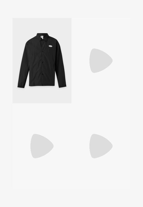 Čierna bunda na zapínanie s golierom a dlhými elastickými manžetami, s malým oválnym logom "Nike SB" na ľavej strane hrudníka.; Jednoduché biele tričko s krátkym rukávom a okrúhlym výstrihom, s malou nálepkou "WEEKDAY" na vnútornej zadnej časti goliera, položené na rovnej ploche.; Čierne rifľové šortky po kolená s predným gombíkom, pútkami na opasok a piatimi vreckami, zobrazené na bielom pozadí.; Biele športové topánky s priedušnou sieťovinou, textúrovanými akcentmi a polstrovanou podrážkou. Kombinované s čiernymi rebrovanými členkovými ponožkami na modrom kobercovom povrchu.