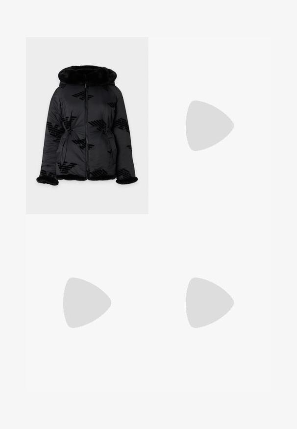 Sort polstret jakke med pelskant på hætte, manchetter og kant, med fuld lynlås foran og diskrete mønstrede logoer.; Sort langærmet crewneck sweater med slim pasform og subtile syningsdetaljer, vist på en ensfarvet lys baggrund.; Mørkeblå denim jeans med lige pasform. Har en knap- og lynlås-lukning, fem lommer og kontrastsyet. Glat tekstur.; Sort læder flad sko med spids tå, lav hæl og glat finish, vist fra siden på en lysegrå baggrund.