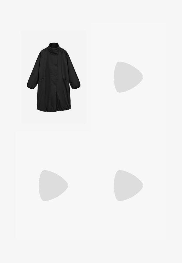 Sort lang knapjakke med høj krave, lange ærmer med elastiske manchetter og to forlommer, vist mod en ensfarvet baggrund.; Marineblå pullover sweatshirt med høj krave, halv lynlås foran og raglanærmer. Blødt stof med en afslappet pasform og ribbede manchetter.; Off-white bukser med vidde i benene, foranlommer, bærestropper og sølvknapper på linningen og lommekanter.; Grå suedestøvle med hvide læderstriber og guldlogo-detalje. Flad gummisål, rund tå og klassisk snølukkedesign.