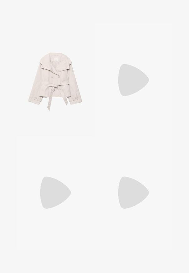 Lichtbeige cropped trenchcoat met brede kraag, dubbelrijige knopen, tailleceintuur en knoopmanchetten.; Marineblauw top met lange mouwen, bootnek en ruches aan de zijkant, plat gelegd op een witte achtergrond.; Lichtblauwe jeans met wijde pijpen, vijf zakken, lussen voor een riem en een knoopsluiting aan de voorkant van de tailleband.; Beige suède sneaker met roze accenten, drie roze strepen, witte veters en een doorzichtige bruine zool. "Spezial" branding aan de zijkant.