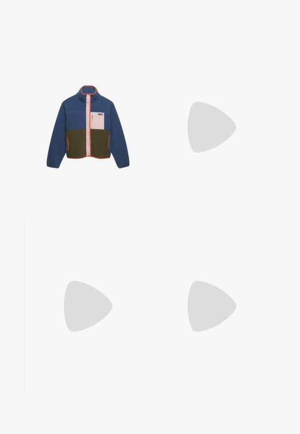 Chaqueta de forro polar con parte superior azul, parte inferior verde, bolsillo en el pecho con cremallera rosa claro y ribete naranja a lo largo de la cremallera, el cuello y los bolsillos.; Sudadera de forro polar negra con cuello de media cremallera, que presenta un bolsillo en el pecho y acentos en blanco y gris contrastantes. Textura suave, diseño recortado.; Pantalones cargo de corte ancho de color marrón claro con cintura con cordón y bolsillos con solapa en cada pierna, con un pequeño logo blanco de Puma en el lado derecho.; Bota de senderismo marrón con cordones rojos, ojales de metal, acabados de cuero y suela de goma. Presenta una puntera redondeada y un cuello acolchado.
