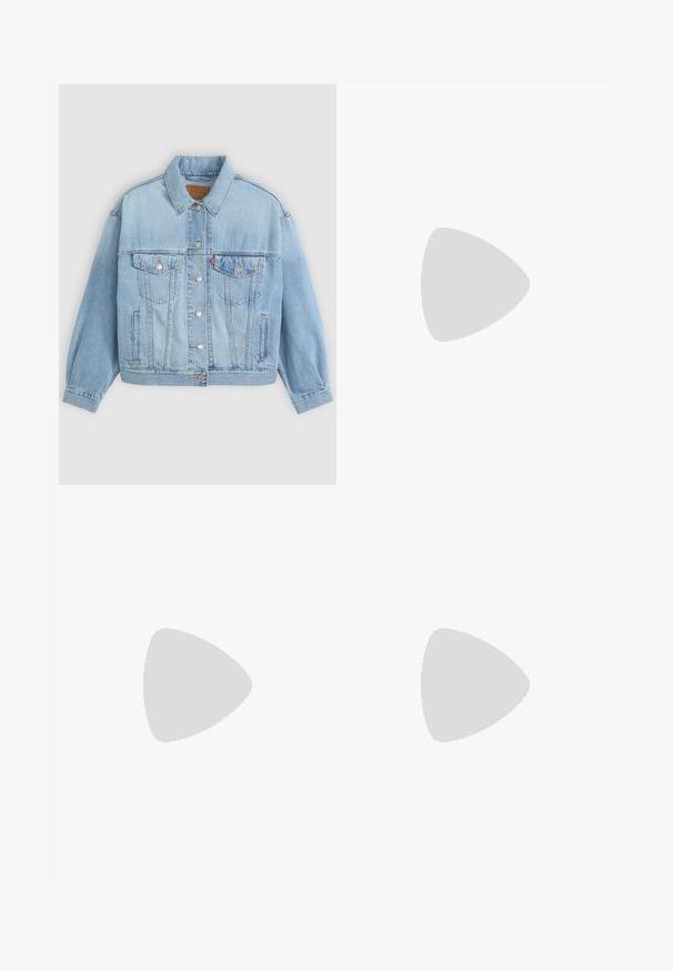 Veste en denim bleu clair avec un col classique, fermeture boutonnée, deux poches poitrine, coupe décontractée et détails de couture visibles.; Crop top blanc côtelé avec fines bretelles et petit logo Levi's rouge au centre devant et sur la couture latérale.; Shorts en denim bleu clair avec bords effilochés, cinq poches et fermeture à boutons. La texture est douce avec un aspect légèrement usé.; Baskets en toile blanches avec une épaisse semelle plateforme blanche, bout rond et œillets en métal pour les lacets. Logo de la marque affiché sur le côté.