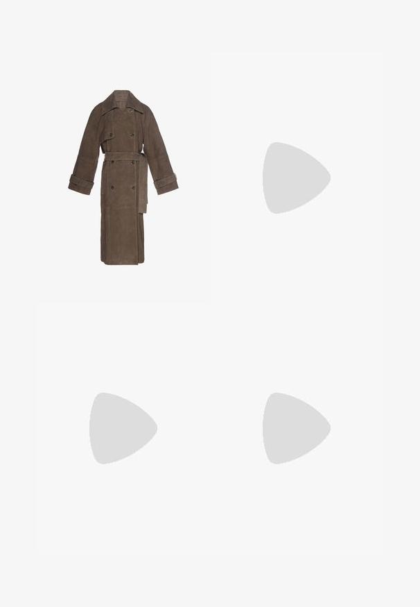 Lange bruine suède trenchcoat met brede kraag, dubbelgeknoopte knopen, ceintuur in de taille en verstelbare manchetten aan de lange mouwen.; Witte mouwloze tanktop met een vierkante halslijn en een zwart label aan de binnenkant van de achterkant van de nek.; Lichtblauwe denim jeans met een ontspannen bootcut ontwerp, middelhoge taille, metalen knoopsluiting en een etiket met de tekst "RELAXED BOOTCUT."; Zwarte leren bootsschoenen met een ronde neus, vetersluiting, gestikte accenten en een chunky rubberen zool met een gestructureerd grippatroon.
