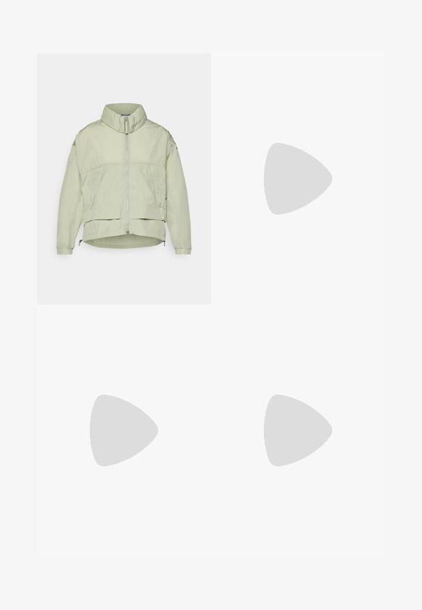 Veste légère vert clair avec un col haut, fermeture éclair devant, deux poches latérales et ourlet ajustable. Texture lisse avec une coupe décontractée.; Pull en polaire gris clair avec un col haut, fermeture éclair demi-zippée, poches latérales avec zippers et une texture lisse. Logo simple sur la poitrine.; Pantalon cargo vert olive avec taille élastique, cordon noir, poches latérales zippées, poches à rabat sur les jambes et poignets élastiques.; Baskets de randonnée basses de couleur marron clair et noire avec une semelle épaisse beige, des lacets noirs et blancs, une étiquette Gore-Tex et une languette arrière avec un détail orange.