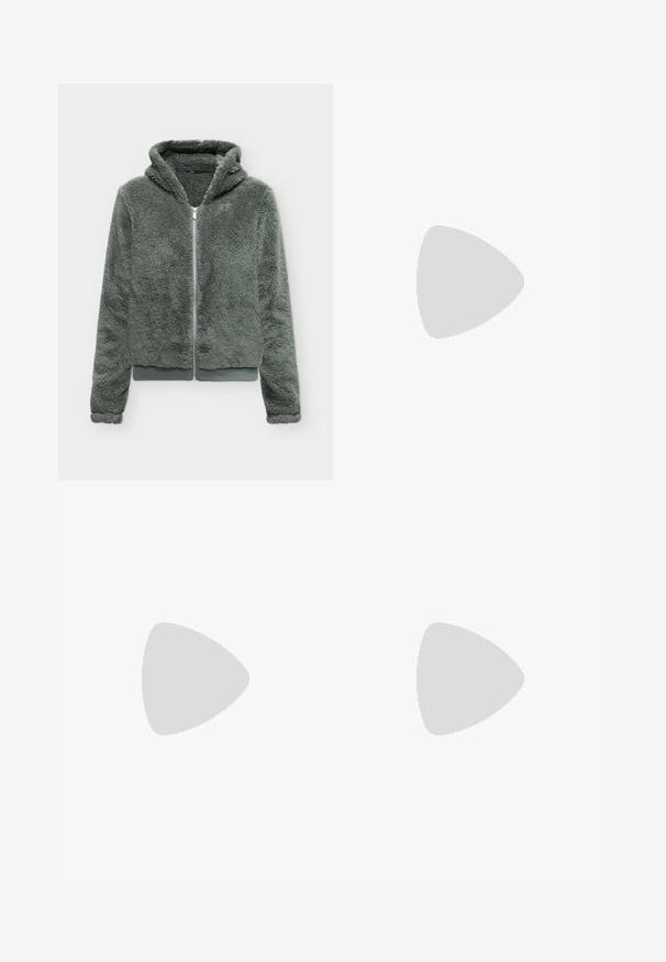 Veste à capuche zippée gris-vert duveteuse à manches longues et ourlet côtelé, présentée sur un fond blanc uni.; Pull tricoté gris clair à manches longues et col rond, présenté sur un fond blanc uni.; Jeans évasés taille haute en denim gris foncé, avec un design classique à cinq poches, fermeture à bouton et un léger effet délavé.; Marco Tozzi Bottes de neige - graphite