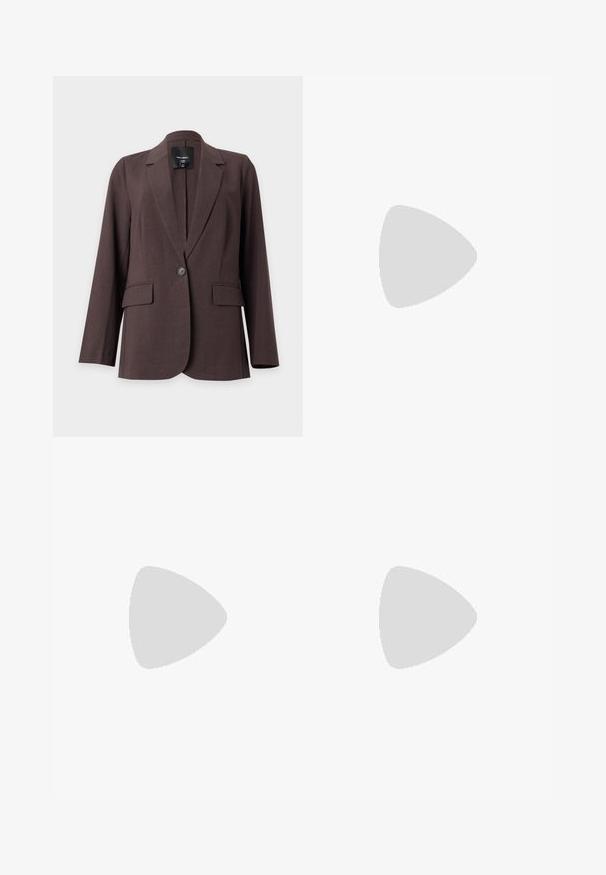 Blazer marron à un bouton avec revers crantés et deux poches avant à rabat, présenté sur un fond blanc uni.; Robe maxi à manches longues vert olive avec imprimé floral noir, devant à boutons et col.; Escarpins à bout pointu en similicuir marron avec une texture crocodile, dotés d’un talon fin et angulaire ainsi que d’une doublure intérieure lisse.; Sac bandoulière en cuir marron foncé avec une forme souple et décontractée et une anse nouée torsadée sur un fond blanc uni.
