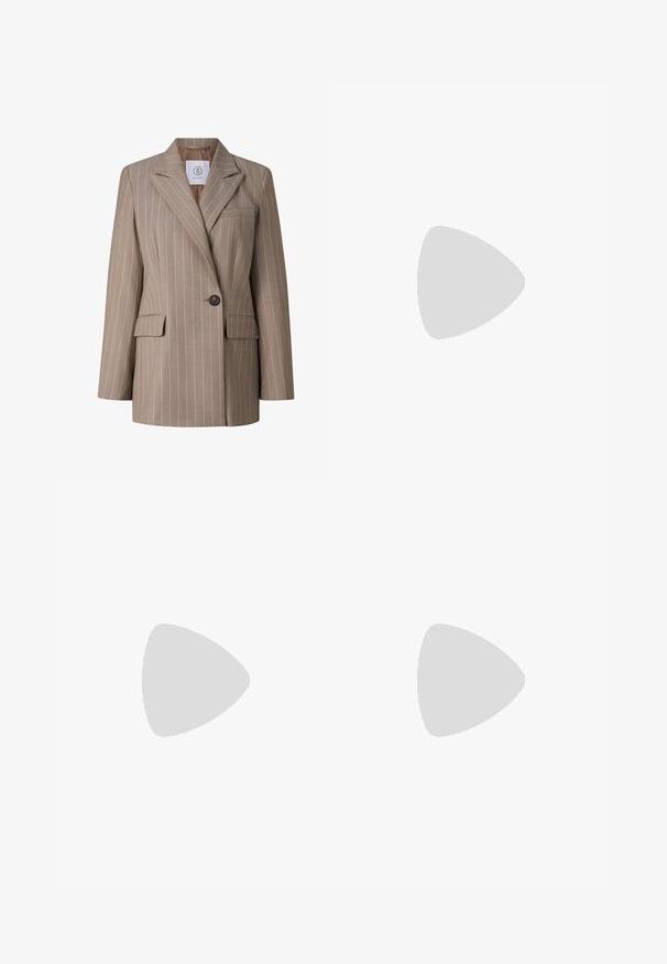 Beige blazer med enkelt knap, tynde hvide lodrette nålestriber, spidse reverser, to forlommer med klap og en brystlomme med kant.; Beige, kortærmet satinbluse med rynket halsudskæring, V-udskæring foran og løs pasform, mærket "Betty Barclay" på kraveetiketten.; Lys grå skræddersyede bukser med en glat tekstur, plisseret front og lige ben-design. Har bæltestropper og en poleret finish.; Brun læder højhælet sko med firkantet tå og en bred rem på tværs foran. Hælen er blokformet og solid.