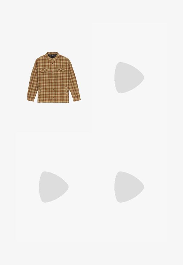 Camisa de manga larga a cuadros marrón y amarilla, con botones en la parte delantera, dos bolsillos en el pecho, confeccionada con una tela suave y de apariencia texturizada.; Chaqueta verde oliva de algodón pesado, con cuello puntiagudo, botones frontales y dos grandes bolsillos de parche. Incluye un pequeño parche con el logo.; Pantalones cargo verde oliva hechos de un tejido duradero, con cierre de botón, múltiples bolsillos laterales y puños elásticos en los tobillos.; Zapatos de cuero marrón con puntera redondeada y diseño de cordones. Presentan una superficie texturizada y una suela de goma de alta tracción. Logo sutil en el lado.