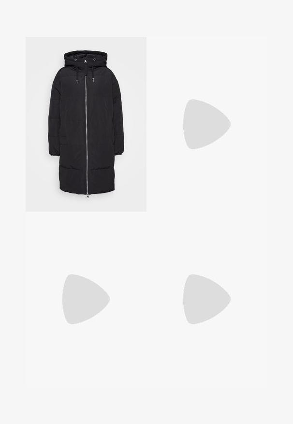 Sort, polstret lang frakke med hætte, fuld frontlynlås, elastiske manchetter og to sidelommer. Glat, letvægtsmateriale.; Strik turtleneck sweater i creme med sorte vandrette striber. Har en halv-lynlås foran og brede, ribbede mansjetter og kant.; Sorte jeans med høj talje og lige ben, med forlommer og bæltestropper på en hvid baggrund.; Sort og sølv Nike løbesko svævende over betontrappe, viser detaljeret design og tekstureret sål i udendørs omgivelser.