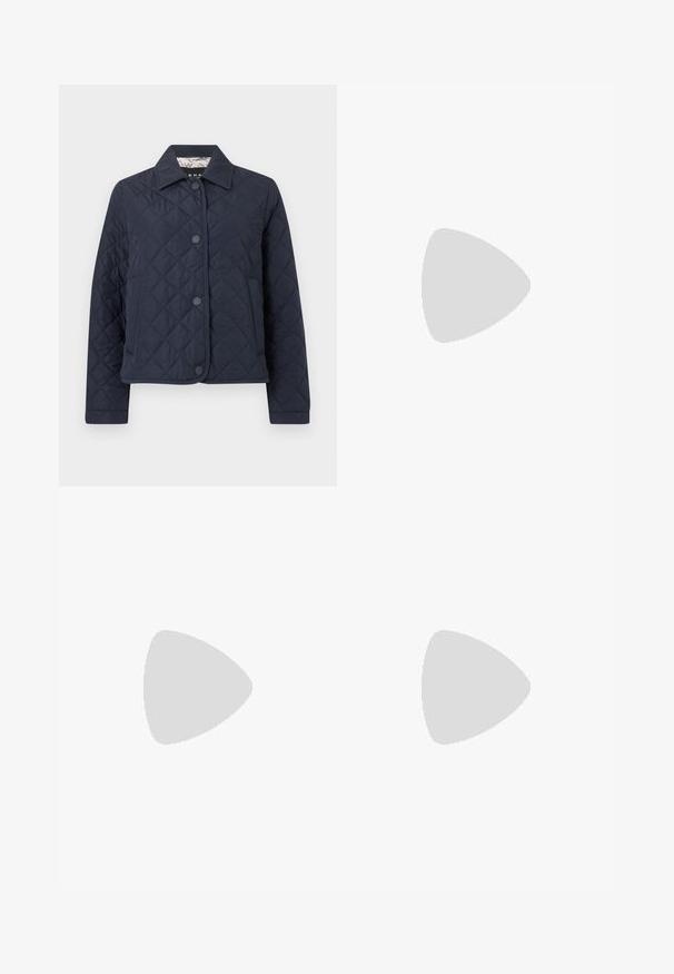 Veste matelassée bleu marine à manches longues, col et boutons-pression à l'avant, présentée sur un fond blanc.; Pull en tricot beige à manches courtes avec le texte "Weekend poetry" et petits motifs floraux colorés sur le devant.; Jean bleu foncé taille haute à jambes larges, coutures visibles et fermeture à boutons devant, sur un fond clair uni.; Filippa K REY FLATS - Ballerines - bright red