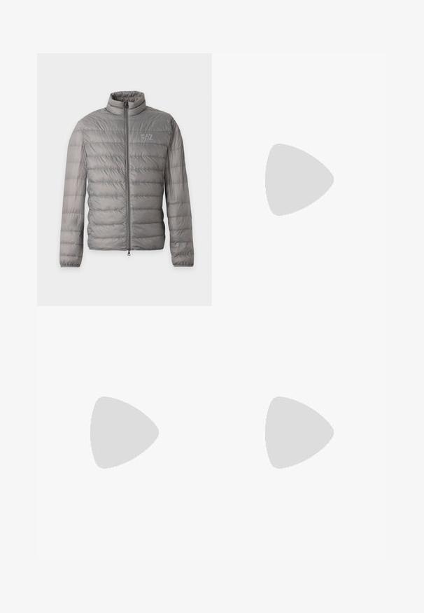 Veste matelassée légère grise avec quilting horizontal, col montant, fermeture éclair complète sur le devant et petit logo EA7 Emporio Armani sur la poitrine.; Sweat-shirt marron foncé à manches longues avec le logo Armani Exchange sur la poitrine et les chiffres 01 et 9 sur les manches gauche et droite.; Jean droit en denim bleu clair avec fermeture avant par bouton et zip, passants de ceinture et style cinq poches.; Baskets blanches avec dessus en daim et cuir texturé. Caractérisées par un bout arrondi, une fermeture à lacets et une semelle en caoutchouc beige contrastante.