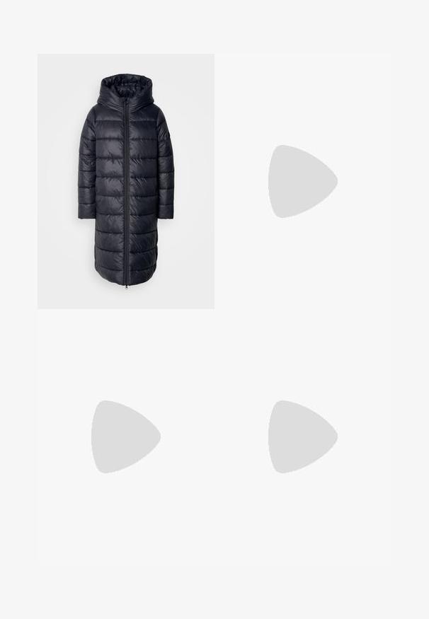 Manteau long noir rembourré avec capuche, comportant une fermeture éclair à l'avant, des sections gonflées et un design simple et épuré sur fond clair.; Pull léger gris avec un col haut et une fermeture éclair quart. Fabriqué à partir d'un matériau doux et texturé, il présente des manches longues et un ourlet ajusté.; Jean en denim bleu foncé avec une coupe droite, comportant deux poches arrière et des coutures blanches contrastantes sur l'ourlet et les coutures.; Bottine en cuir noir avec un bout pointu et un talon carré lévitant au-dessus d'un sol gris réfléchissant près d'un mur en blocs de verre.