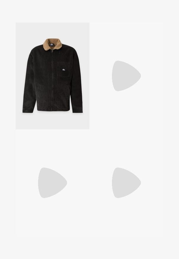 Chaqueta negra de pana con cuello de forro polar marrón claro, cremallera frontal, bolsillo en el pecho con parche con logo y dos bolsillos laterales.; Camiseta de manga larga blanca de algodón. Cuenta con un pequeño logo dorado en el pecho y un cuello redondo. Diseño simple y corte estándar.; Pantalones de algodón negros con un diseño de pierna recta, que cuentan con un cierre de botón y una cinturilla clásica. Textura suave, sin patrones ni acentos.; Botín de cuero marrón con ojales de metal, forro de piel sintética blanca, cuello acolchado negro, suela resistente y logotipo en relieve en el costado.