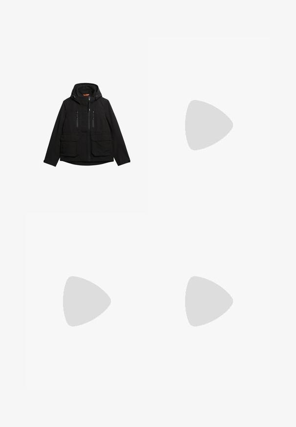 Zwarte weerbestendige jas met een capuchon, met een rits aan de voorkant, twee borstzakken en twee voorkruiszakken. Geweven merknaam aan de voorkant.; Zwarte jumpsuit met lange mouwen en kraag, ritssluiting aan de voorkant, verstelbare riem in de taille en ritsen nabij de onderkant van brede pijpen op een witte achtergrond.; Barbour KINGHAM - Regenlaarzen - black; Zwarte schoudertas van textuurstof, met een enkele gewatteerde schouderband, een voorvak met rits en een logo-opdruk aan de onderkant.