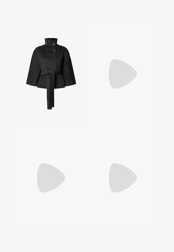 Abrigo corto de lana negra con cuello alto, tres botones, mangas anchas y un largo cinturón de tela atado en la cintura.; Vestido negro de un solo hombro, confeccionado en material elástico, con detalles fruncidos y un dobladillo asimétrico que proporciona una silueta ajustada.; Botín negro de cuero hasta el tobillo con puntera puntiaguda y un alto tacón de bloque. Cuenta con una suela de plataforma y textura suave sin herrajes visibles.; Cinturón de cuero negro con una banda ancha y una gran hebilla metálica irregular de color cobre.