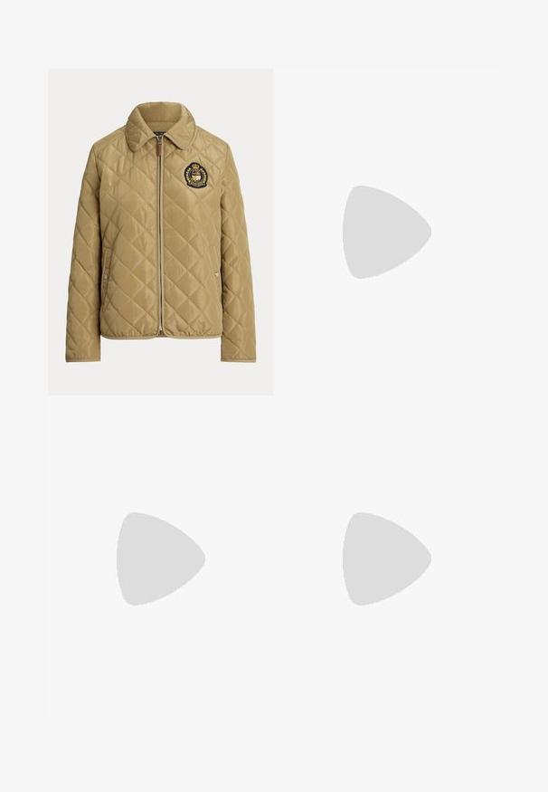 Beige gesteppte Jacke mit durchgehendem Reißverschluss, umgeschlagenem Kragen, Seitentaschen mit Druckknöpfen und besticktem Wappen auf der linken Brust.; Brauner Strickcardigan mit Rundhalsausschnitt, Knopfverschluss, langen Ärmeln, gerippten Bündchen und Saum sowie einem kleinen gestickten Logo auf der Brust.; Langärmliges, geripptes Kleid in einem warmen Braunton, mit rundem Ausschnitt und taillierter Passform, das bis zu den Knöcheln reicht.; Beiger Wildleder-Casual-Schuh mit Schnürung vorne und Kreppsohle, von der Außenseite vor hellem, einfarbigem Hintergrund gezeigt.