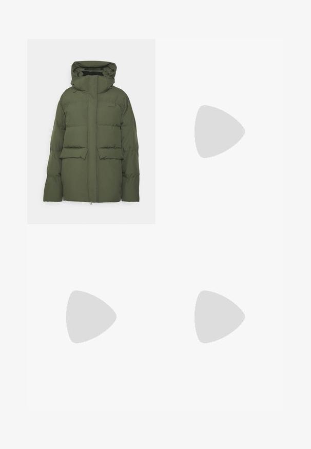 Chaqueta acolchada de color verde oliva con capucha, que cuenta con un cierre de cremallera y dos grandes bolsillos frontales, hecha de material acolchado para el aislamiento.; Sudadera de forro polar verde oliva con un cuello alto, tres botones y un bolsillo en el pecho con cremallera. Textura suave con detalles de costura en contraste.; Vero Moda Tall VMTIMMIKAY PANT - Pantalones cargo - capers; Botas de senderismo impermeables de color marrón con una parte superior de cuero suave, acentos de malla, cuello texturizado, ojales de metal y suela de goma para tracción.