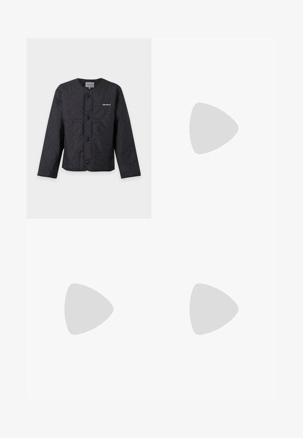 Μαύρο καπιτονέ μπουφάν Carhartt με στρογγυλή λαιμόκοψη, κουμπιά μπροστά και μικρό λευκό λογότυπο στην αριστερή περιοχή του στήθους.; Σκούφο πράσινο φούτερ με τσέπη μπροστά, κορδόνι στο κουκούλι, μικρό λευκό έμβλημα στο αριστερό μέρος του στήθους και λευκό λογότυπο Nike στον αριστερό καρπό.; Κανονικής γραμμής μαύρο παντελόνι με εμπρόσθιες τσέπες, θηλιές για ζώνη και κούμπωμα με κουμπί στη μέση.; Ένα ανοιχτό καφέ δερμάτινο ναυτικό παπούτσι με παχύ, ραβδωτό πάτο και λεπτομέρειες από κορδόνια, που αιωρείται πάνω από ένα μαρμάρινο δάπεδο με φόντο λευκές κατακόρυφες περσίδες.