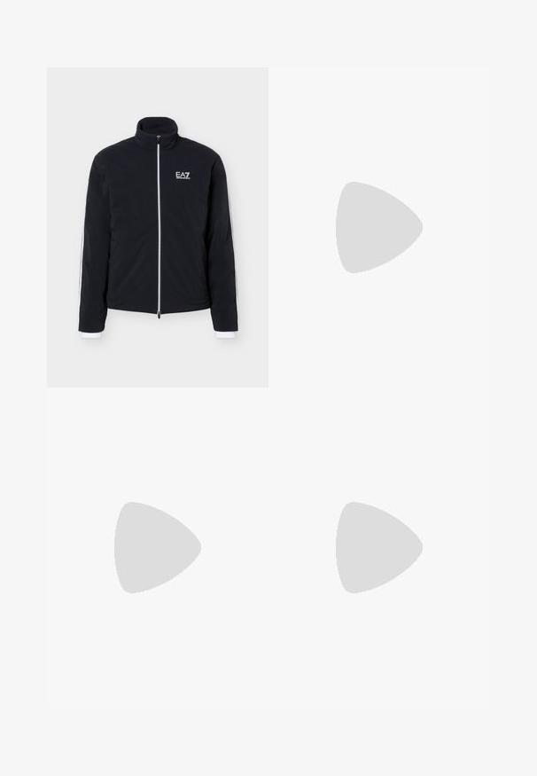 Veste noire zippée avec col haut et logo blanc EA7 Emporio Armani sur la poitrine gauche et bordure blanche le long des manches.; Polo jaune vif à manches courtes avec trois boutons et logo blanc "EA7 Emporio Armani" sur le côté gauche de la poitrine.; Shorts de sport bleu marine pour homme avec taille élastique et logo blanc sur l'ourlet gauche, présenté sur un fond clair uni.; Baskets EA7 Emporio Armani en noir et blanc suspendues au-dessus des lignes bleues et vertes d'un court de tennis.