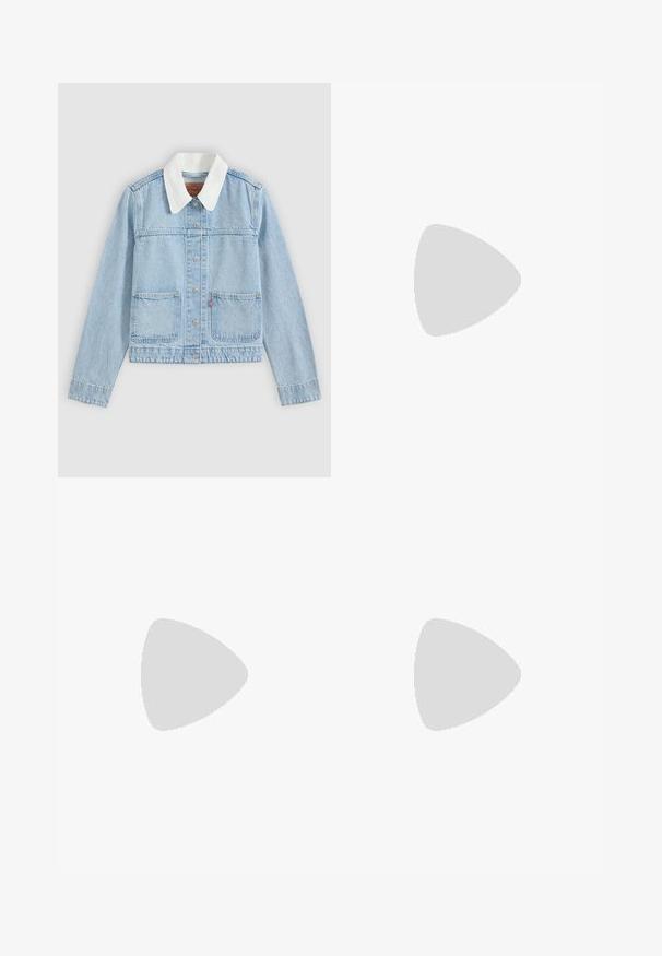 Lyseblå denimjakke med hvid krave, foran knapper og to forlommer på en ensfarvet baggrund.; Sort kjole med puffærmer, v-udsPRINGNING og et struktureret stof. Har en talje og en nøglehul detalje på bagsiden. Kort længde.; Beige sneakers med sorte detaljer, lavet af ruskind og læder, lav-top design, rund tå, struktureret tan gummi sål og snørebåndssystem.; Lille sort quiltet håndtaske med kort polstret håndtag og "HUGO" mærke på forsiden, vist mod en ensfarvet lys baggrund.