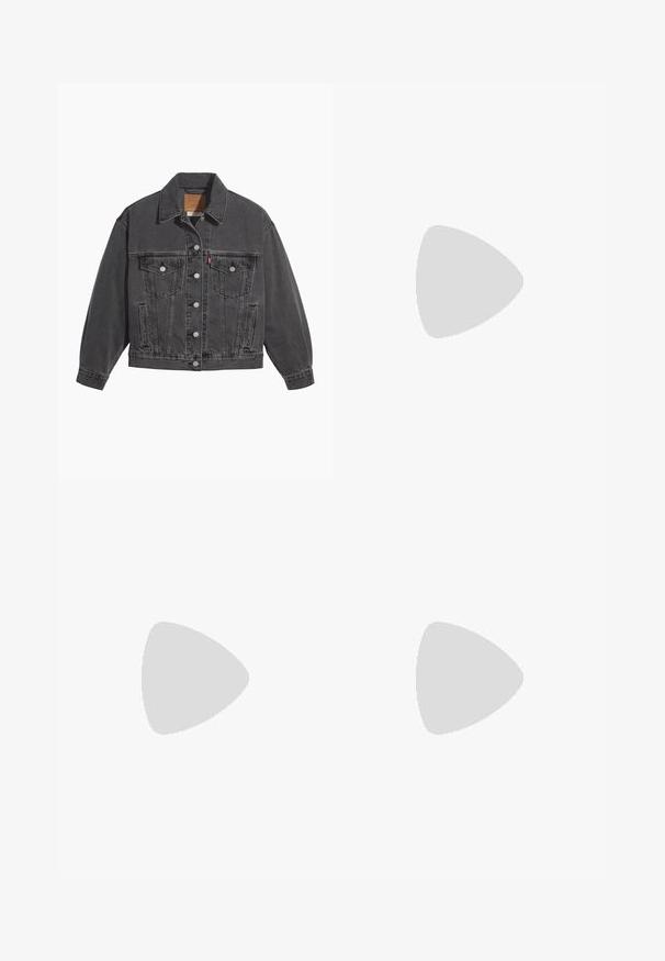 Sort denimjakke med klassisk krave, to brystlommer, sølvfarvede knapper og en let falmet tekstur.; Sort halterneck top lavet af blød stof, med en scoop halsudskæring og en tætsiddende silhuet, med en glat tekstur og uden synlige mønstre.; Sorte denimshorts med høj talje, to forlommer og knaplukning. Har en falmet struktur og en ren kant.; Sorte læder ankelstøvler med spids tå, dekorative nagledetaljer og chunkyhæl. Glat tekstur med et strømlinet, elegant design.