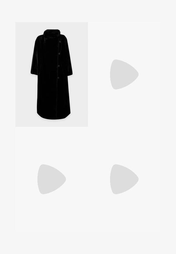 Schwarzer langer Kunstpelzmantel mit hohem Kragen und vier seitlichen Knöpfen, vor einfachem hellem Hintergrund präsentiert.; Schwarzes langärmeliges Kleid mit einer anliegenden Innenschicht und transparentem Spitzenüberzug. Verfügt über ein strukturiertes Muster und einen dezenten Glanz.; Schwarze Lackleder-Pumps mit hohem Absatz, spitzem Zehenbereich, eleganter Form und schlankem Stiletto-Absatz, mit einer glatten, glänzenden Oberfläche.; Kleine rechteckige dunkelgraue Clutch, verziert mit klaren Strasssteinen in einem strahlenförmigen Muster und einem silbernen Kettenriemen.