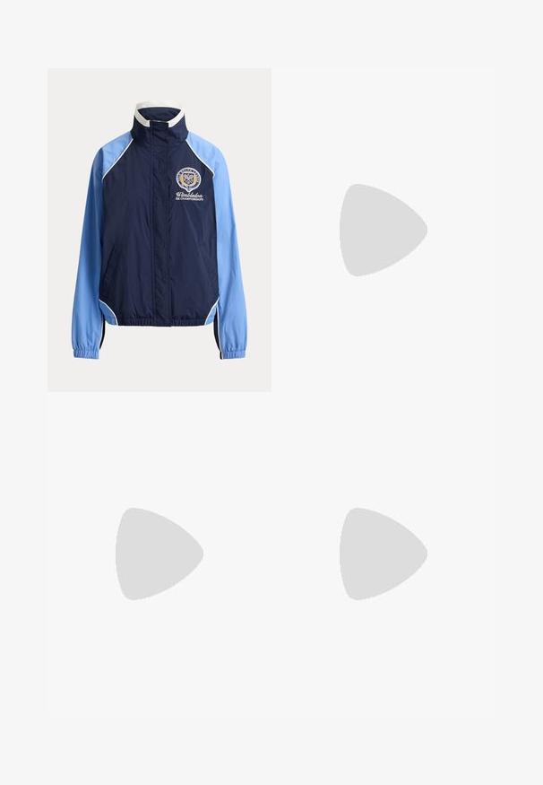 Marineblauwe en lichtblauwe jas met ritssluiting, witte biezen, elastische manchetten en Wimbledon Championships-logo op de linkerborst.; Roze poloshirt van katoen, met een klassieke kraag, drie knopen, korte mouwen en een klein marineblauw logo op de borst.; Spijkerbroeken in crèmekleur, gemaakt van denim, met een rechte pijpsnit, zakken aan de voorkant en een detail van bovenstiksels. Metalen knoop- en ritssluiting.; Lichtblauwe sneaker met witte zijstreep, bruine zool en Polo-logo in reliëf op de zijkant en hieltab.