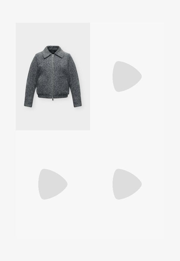 Graue Wollmischjacke mit durchgehendem Frontreißverschluss, zwei Fronttaschen, langen Ärmeln und weitem Kragen.; Schwarzes Langarmoberteil mit Rundhalsausschnitt aus elastischem Stoff, mit figurbetonter Silhouette und glatter Textur.; Dunkelblaues, weites Jeanspaar mit hoher Taille, das über fünf Taschen, kontrastierende Nähte und einen rohen Saum am unteren Ende verfügt.; Schwarze Leder-Loafer mit glatter Textur, rund zulaufender Spitze und niedrigem Blockabsatz. Verfügen über einen Riemen über dem Spann für zusätzliche Details.
