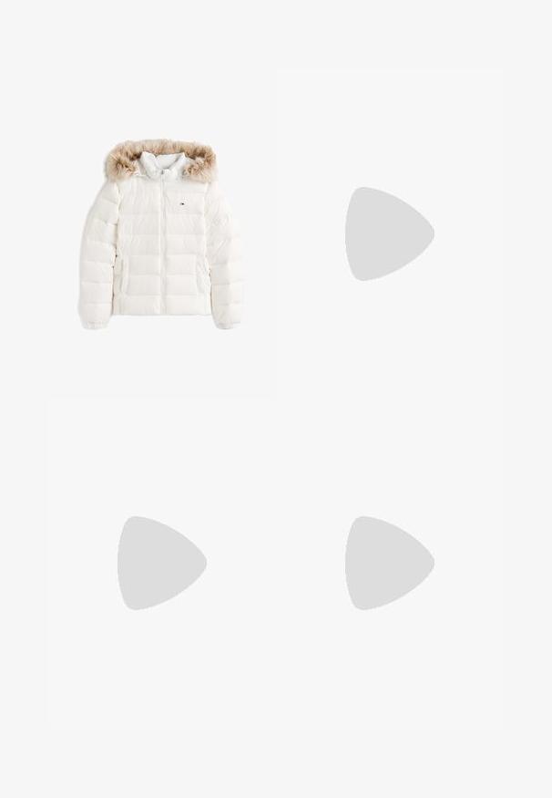 Hvid dunjakke med fuld lynlås foran, to forlommer og hætte foret med lysebrun imiteret pelskant.; Stribet bluse med en cropped design, lavet af let væv. Har knaplukning foran, krave og brede, rullede manchetter. Lys grå og hvid.; Sort asymmetrisk nederdel med rynket detalje ved taljen og lagdelt draperet stof, der skaber en faldende kant.; Sort læderankelstøvle med spids tå, flad hæl og dekorativ metalspænde på siden. Glat tekstur og minimalistisk design.