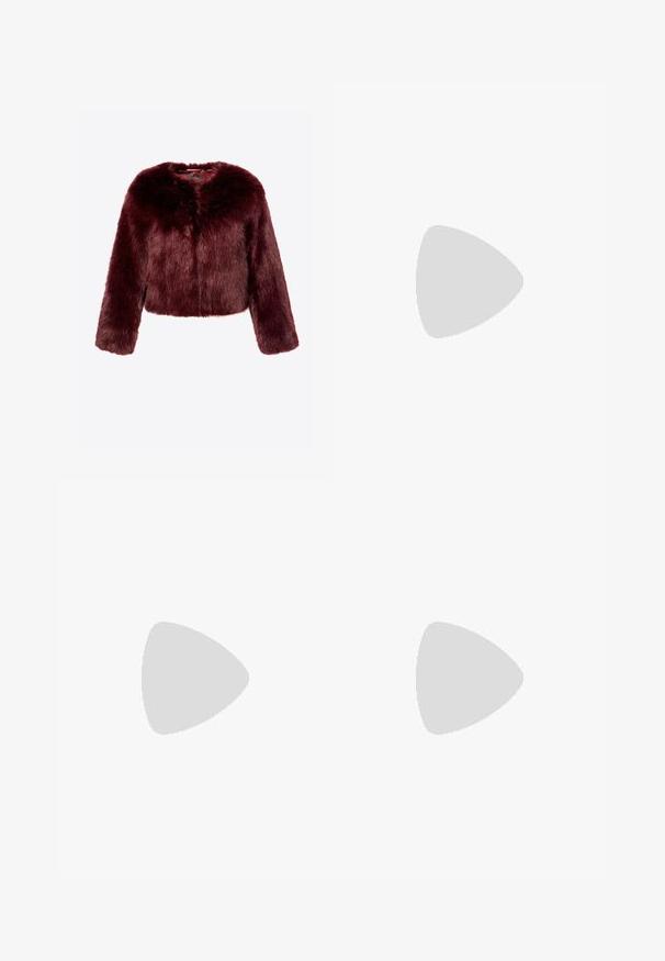 Bordeaux nepbont cropped jacket met lange mouwen, zachte textuur en geen zichtbare sluitingen. Heeft een ronde halslijn en een pluche uitstraling.; Rode zeemeerminnenjurk met gouden bloemen- en gestreepte paillettenpatronen, doorschijnende zijkanten, aansluitend lijfje en gekruiste spaghettibandjes.; Bordeauxkleurige lakleren hoge hak schoen met een puntige neus, enkelbandje en een 10 cm hoge stilleto hak. Gladde textuur en minimale details.; Rechthoekige gouden clutch met een doorgestikt patroon en een dunne gouden kettingriem op een witte achtergrond.