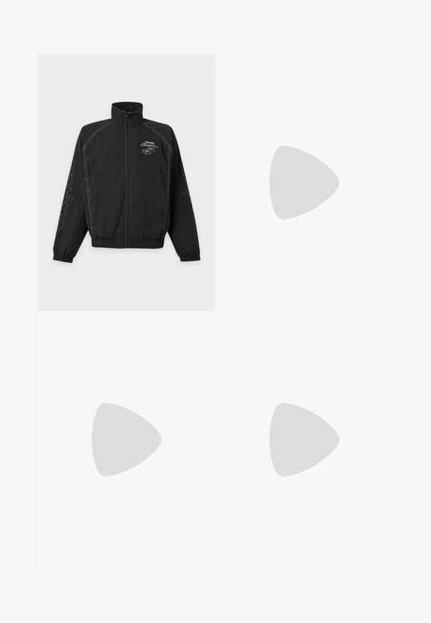 Musta vetoketjullinen takki, jossa valkoinen Toyota Supra -logo ja autokuva rinnassa, valkoiset tikkaukset sekä muotoiluyksityiskohtia molemmissa hihoissa.; Punainen puuvillapaita, jossa on graafinen kuva koripallosta, lenkkareista ja teksti "TEKEMÄN KOVASTI UNEHOT KOVASTI". Suunnittelussa on mustia ja oransseja yksityiskohtia.; Harmaat farkut suoranlahkeisella muotoilulla, joissa on etutaskut ja klassinen napitus. Liukas rakenne, jossa on hienovaraista kulumista.; Mustavalkoinen DC:n skeittikenkä, jossa punainen logo, kumipohja ja mustat nauhat, kelluu betonireunan yläpuolella pehmeässä valossa.