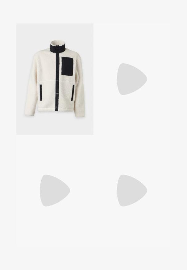 Witte fleecejas met zwarte drukkers, zwarte ritszak op de borst en zwart afgewerkte zijzakken, opstaande kraag.; Zwart T-shirt met lange mouwen van katoen, met een ronde hals en het J.Lindeberg-logo op de borst, met een geruit patroon op de mouwen.; Zwarte rechte fluwelen broek met elastische tailleband en voorste trekkoord, gepresenteerd tegen een eenvoudige witte achtergrond.; Zwarte leren sneaker met een gladde textuur, ronde neus en vetersluiting. Heeft een dikke rubberen zool en minimale merkaanpassing.