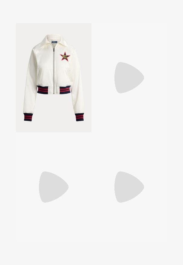 Witte bomberjack met rits, met rode en marineblauwe gestreepte geribde boorden en zoom, met een rode sterrenpatch met gele "RL" letters op de borst.; Witte geribde tanktop met een ronde hals en brede schouderbanden. De stof lijkt rekbaar en aansluitend, geschikt voor het dragen in lagen of voor casual gebruik.; Witte rechte jeans met hoge taille, knoopsluiting, voor- en achterzakken, en zichtbare koperen klinknagels op de hoeken van de zakken.; Witte leren sneakers met zwarte strepen, gumrubberen buitenzool, ronde neus, vetersluiting en een zachte grijze suède neuskap.