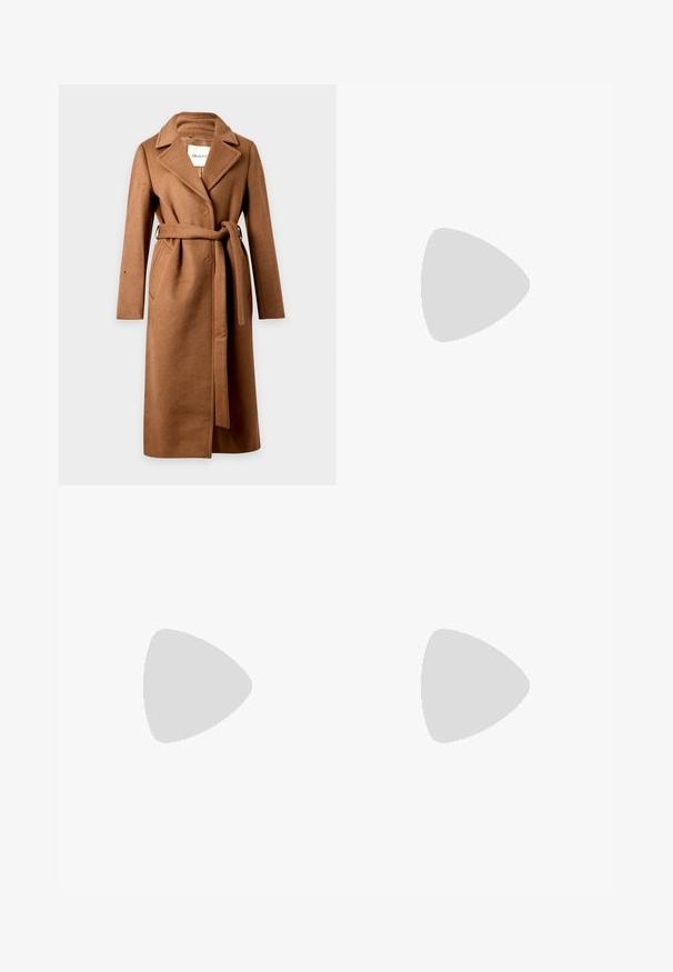Langer brauner Wollmantel mit breiten Revers, zwei Seitentaschen und einem gebundenen Gürtel in der Taille, vor einem schlichten Hintergrund präsentiert.; Beige Strickpullover mit Rundhalsausschnitt, Raglanärmeln und geripptem Saum. Weiche Textur mit einer leicht lockeren Passform und minimalem Muster.; Graue weite Hosen aus strukturiertem Stoff, mit hoher Taille und vorderen Falten, ohne sichtbare Taschen oder metallische Details.; Schwarze Lederknöchelstiefel mit spitz zulaufender Zehe, glatter Textur, minimalistischem Design und niedrigem Blockabsatz. Der seitliche Reißverschluss reicht bis zum Knöchel.