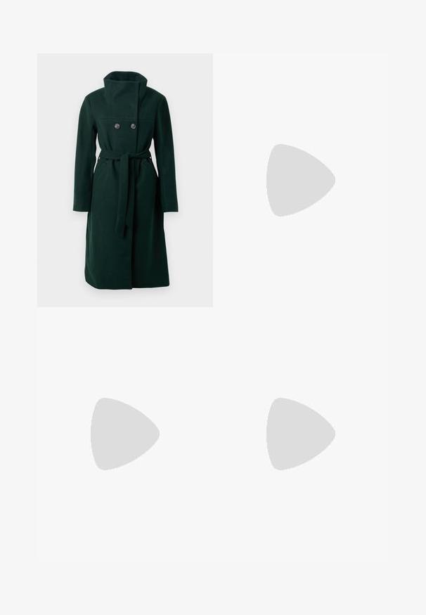 Manteau en mélange de laine vert foncé avec un col haut, un design à double boutonnage, des poches avant et une ceinture en tissu. Texture lisse avec un minimum de détails.; Débardeur beige à côtes avec un col rond, sans manches, et un petit logo en relief au centre devant. Texture de tissu douce.; Jean en denim noir avec une coupe droite. Comprend cinq poches, une fermeture à bouton à l'avant et des détails de couture subtils le long des coutures.; Chaussure slingback en cuir verni noir avec bout pointu, petit talon carré et bride ajustable ornée de détails découpés et d'accents logo.