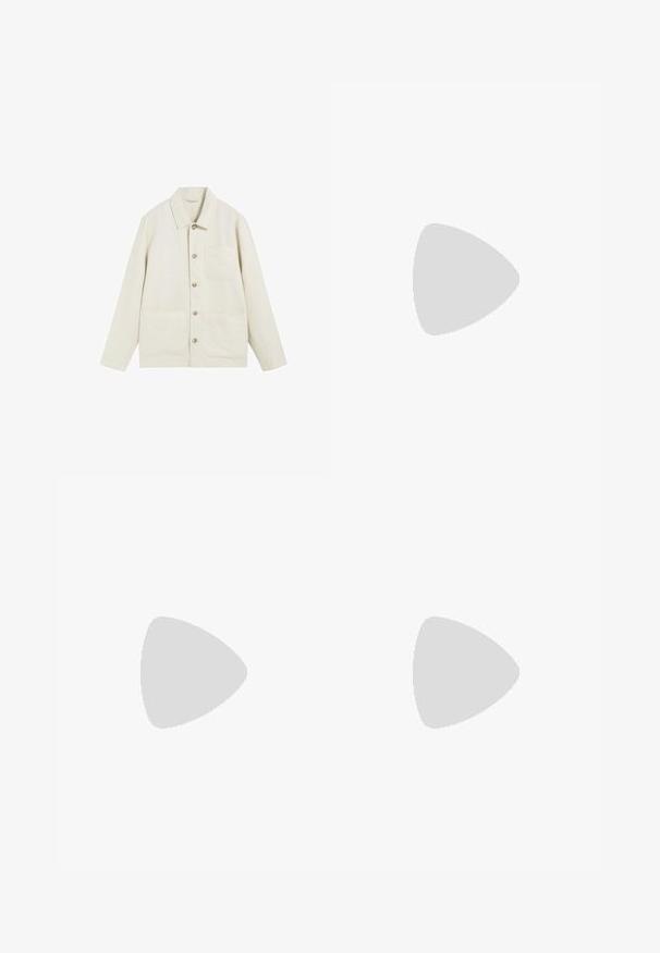 Beige jas met lange mouwen, knopen, kraag en drie voorzakken op een witte achtergrond.; Beige, geribbelde trui met V-hals en lange mouwen. Heeft een ontspannen pasvorm en een gestructureerde stof voor extra warmte en comfort.; Beige rechte broek met knoop- en ritssluiting, ceintuurlussen en zijzakken, plat liggend op een witte achtergrond.; Witte leren sneaker met grijze veters, suède accenten op de hiel, perforaties aan de zijkant en een beige rubberen zool. Minimalistisch ontwerp.