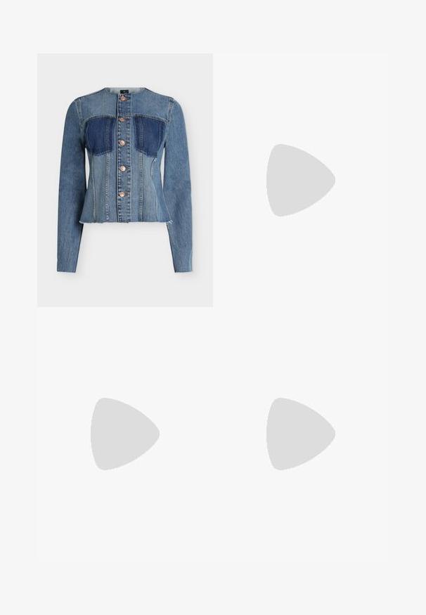 Tætsiddende denimjakke med lange ærmer, uden krave, tofarget blå paneler, knaplukning foran og rå, uafsluttet kant.; Hvid bomulds t-shirt med rund hals og korte ærmer, præsenteret i et afslappet fit og minimalistisk design. Etiketten er synlig ved halsen.; Mørkeblå højtaljede jeans i denimstof med lige ben, der har forlommer og metallukning.; Sort læder mule med spids snude, stropdetalje og lav kittenhælk på hvid baggrund.
