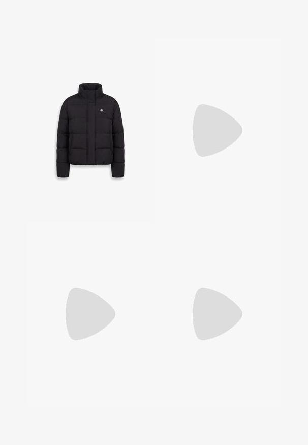 Sort quiltet dunjakke med høj krave og lynlås foran, med lille hvid Calvin Klein-logo på venstre bryst.; Sort langærmet top lavet af ribbet stof med off-the-shoulder halsudskæring, tætsiddende design og lige kant. Diskret mærke i bunden.; Smaltsiddende jeans i mediumvasket blå denim. Har høj talje, fem-lommer-design og kontrastsyninger overalt.; Sort læder ankelstøvle med spids tå, blokhæl og en rem med en metallisk logo detalje. Glat tekstur og minimalistisk design.
