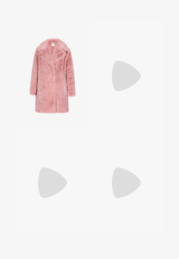 Roze faux fur jas met een omslagkraag, open voorkant en lange mouwen. De stof heeft een zachte, pluizige textuur met een gladde binnenglanzende voering.; Aansluitend langemouwen jurk in helder roze. Heeft een geplooide textuur, een ronde hals en zijdetails met een kleine metallic accent.; LAMODA FORGET ME PLATFORM - Hoge hakken - fuchsia; Roze sprankelende handtas met een opvallend vlinderontwerp en strassteentjes, rechthoekige vorm en een platte handvat.