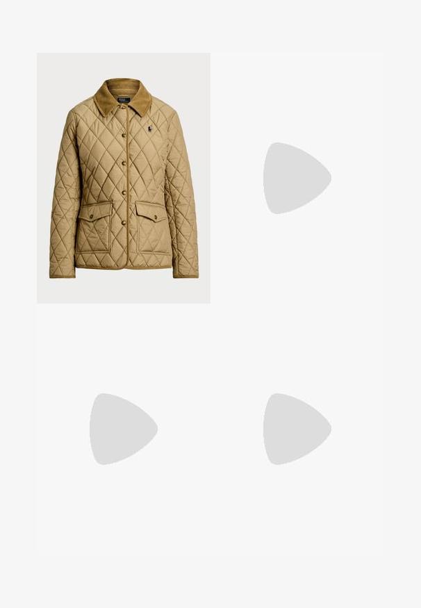 Quiltet tan jakke med en kordfløjlskrave, gyldne knapknapper, to forlommer og et lille broderet logo på brystet.; Kremfarvet kabelstrikket langærmet sweater med rund halsudskæring og lille navyblåt Polo Ralph Lauren-logo på brystet.; Sorte, lige bukser lavet af en glat bomuldsblanding; har en forreste knap, lynlås og to sidelommer. Ren, minimalistisk design.; Sort læderankelstøvle med lav hæl, sidestrop og guldfarvet spænde på ensartet lys baggrund.