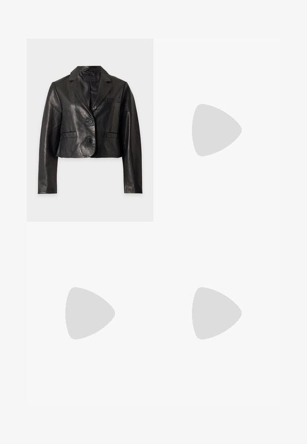 Blazer en cuir noir raccourci avec deux boutons, col à revers cranté et poches avant à rabat sur fond uni.; T-shirt blanc à manches courtes en coton, avec un col rond et des accents métalliques comprenant des crochets sur l'ourlet gauche.; Mini-jupe noire plissée avec large ceinture, plis plats uniformément espacés, présentée à plat sur un fond gris clair.; Bottes noires montantes, avec une texture brillante à motif crocodile, bout pointu et talon effilé. Matériau synthétique lisse.